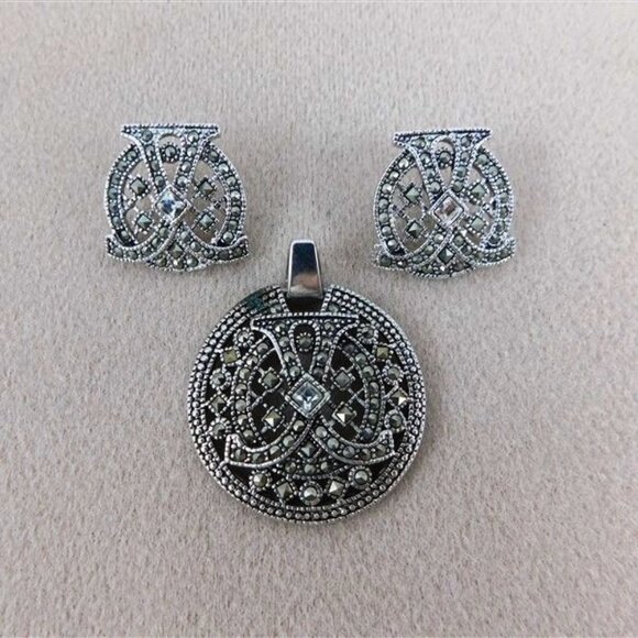 131/134  Pendent and Earrings Silvertone Fashion Jewlery 1 1/2in - Picture 1 of 2